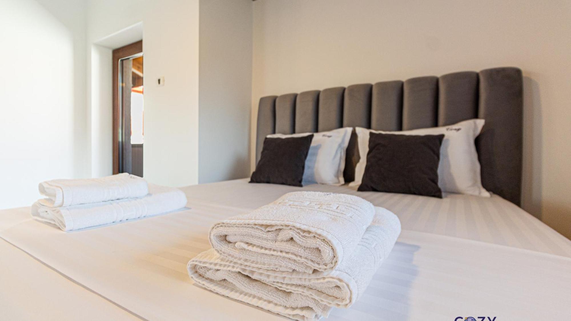 Cozy Brand New Boutique Aparthotel Brasov Exterior photo